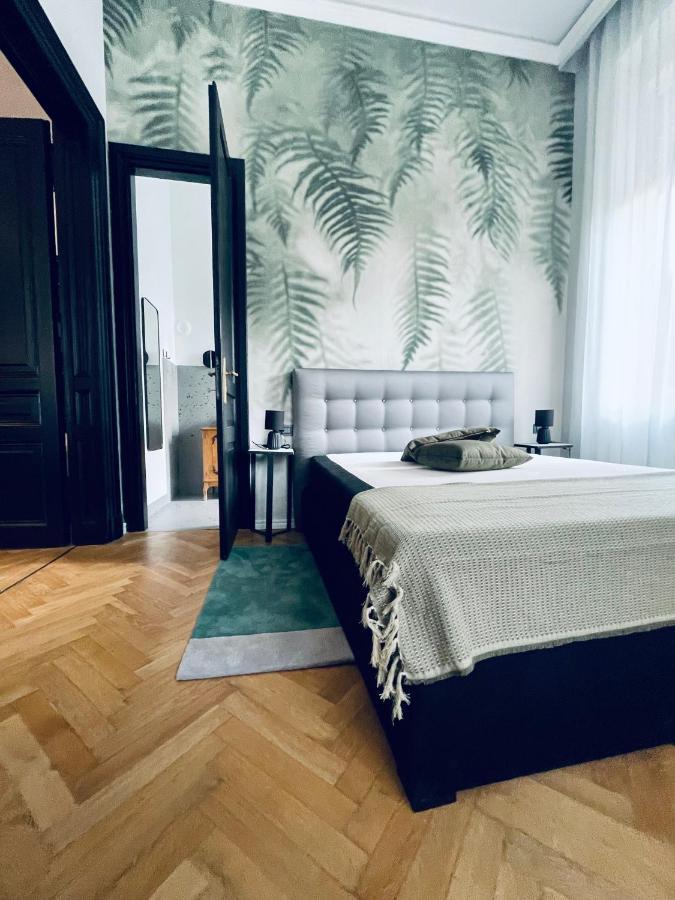 Yacht Club Apartment